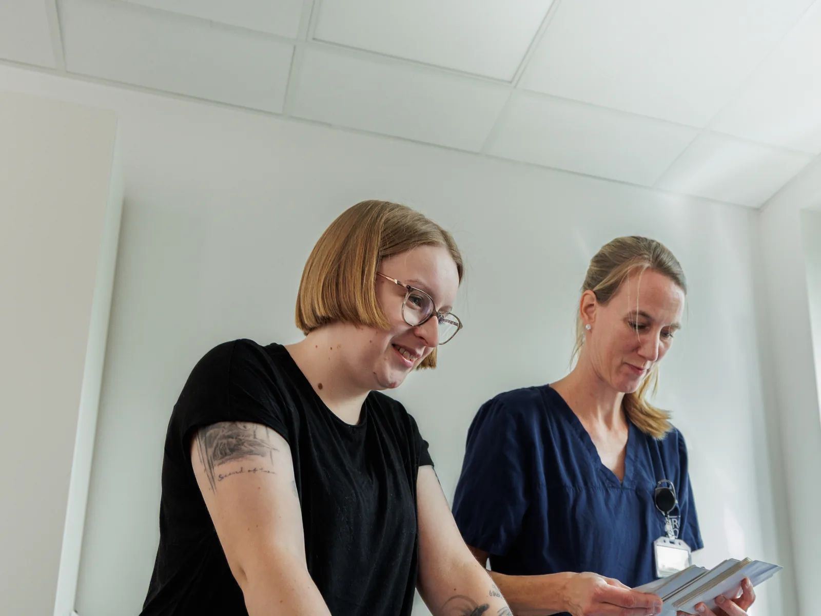 Zwei Therapeutinnen der Praxis ErgoLogo beim Schienenbau